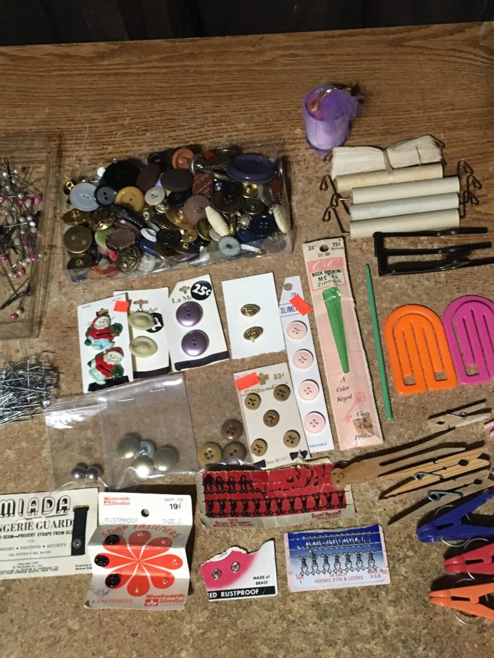 VINTAGE LOT OF BUTTONS 260 PINS LAUNDRY HANGER CLIPS LINGERIE GUARD CROCHET HOOK